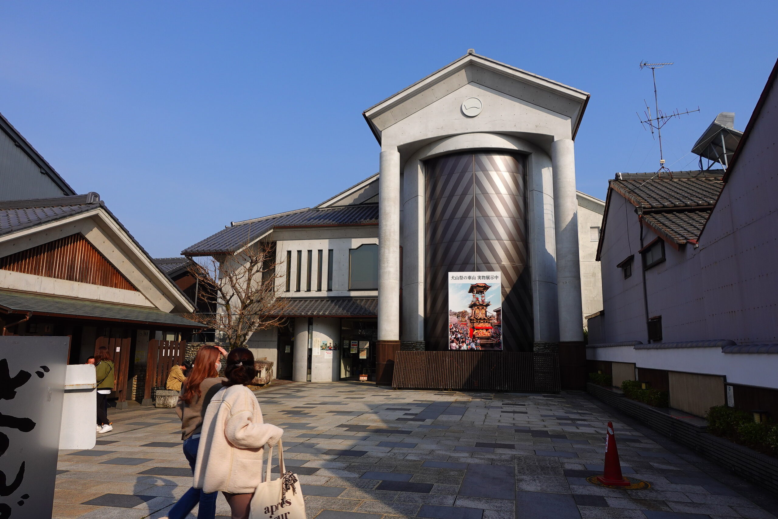 毎年4月に開催される犬山祭で曳かれる、車山という高さ8ｍの山車を展示する博物館。犬山の歴史を紹介する展示ホールを併設する。