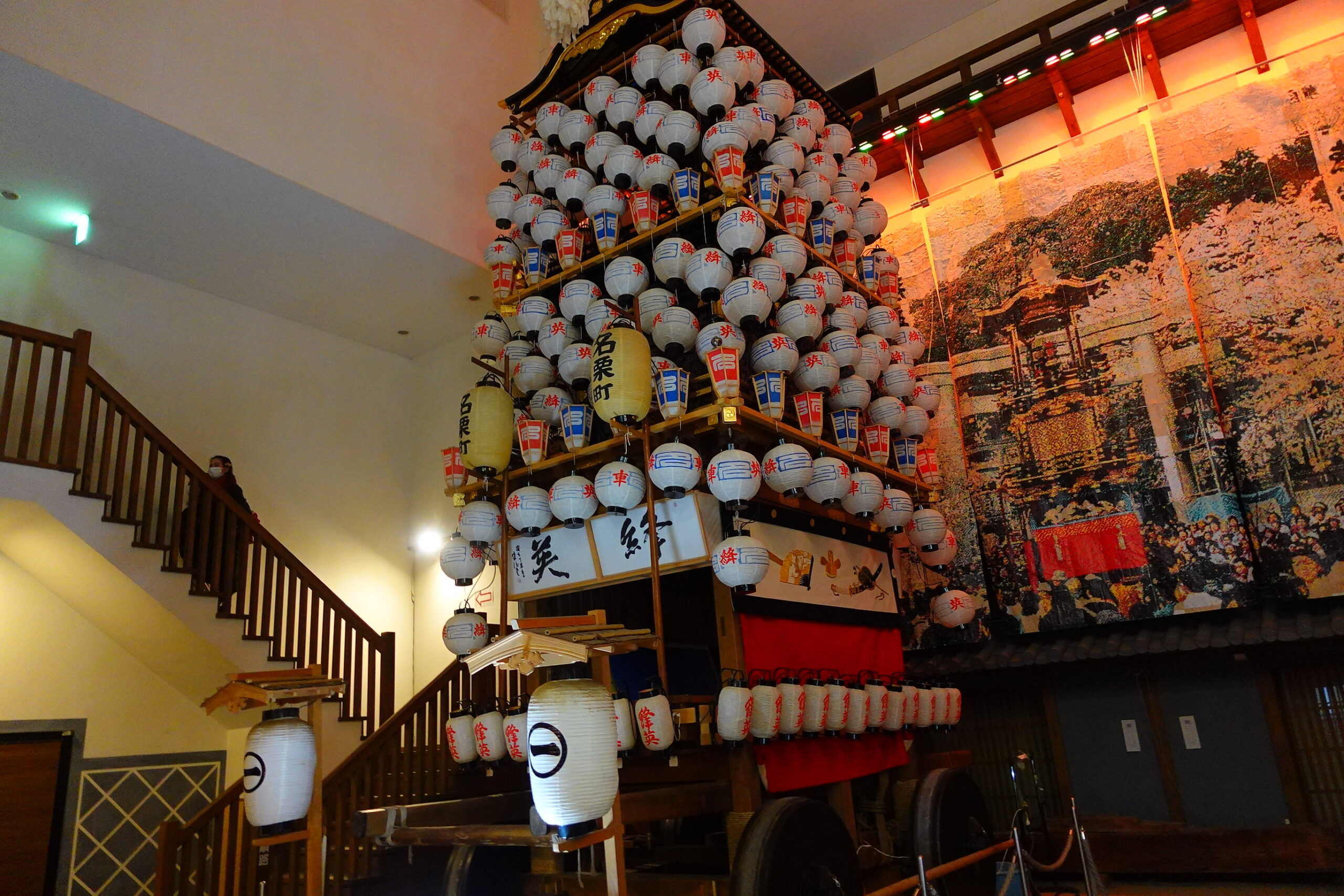 毎年4月に開催される犬山祭で曳かれる、車山という高さ8ｍの山車を展示する博物館。犬山の歴史を紹介する展示ホールを併設する。
