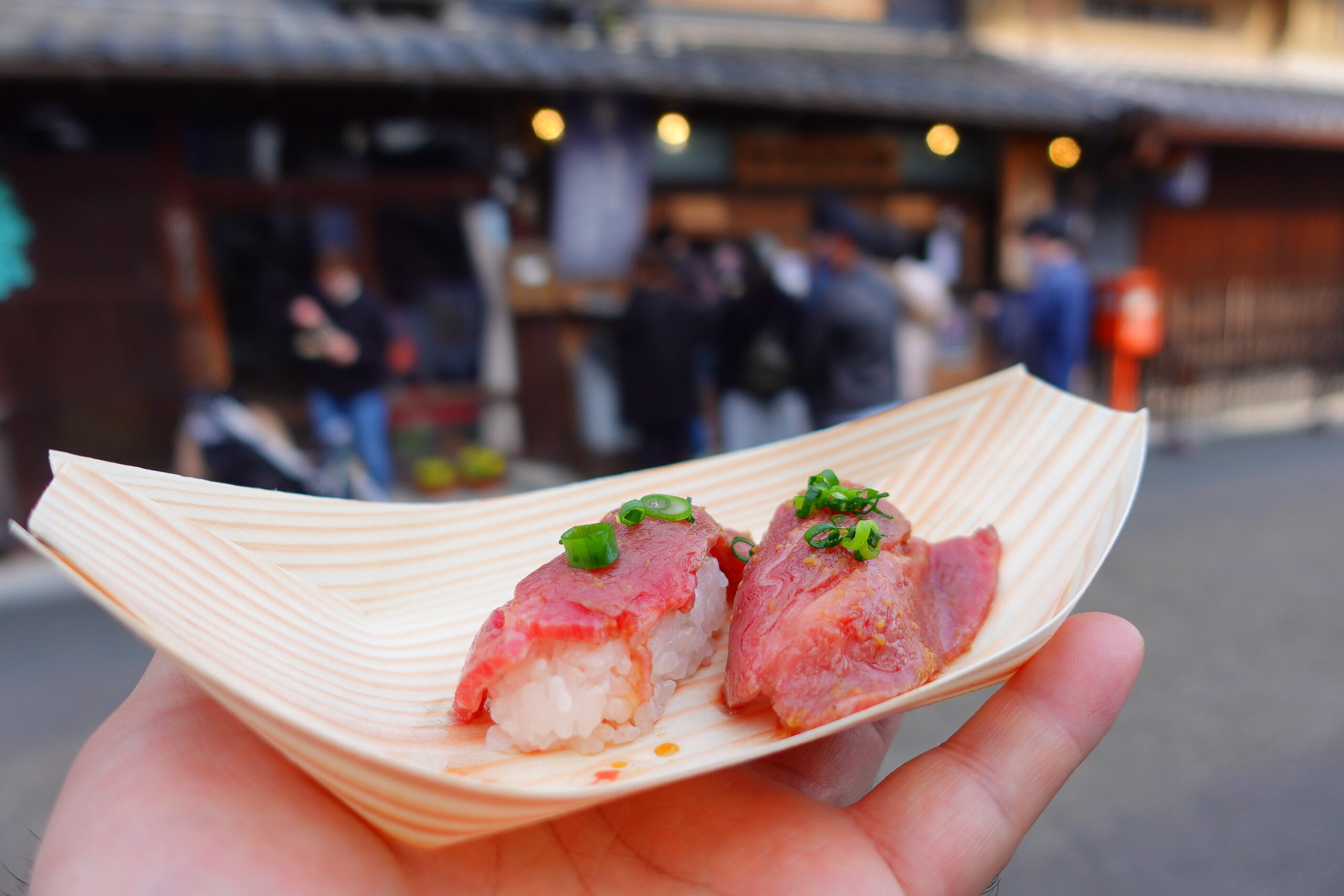 犬山牛太郎で600円の飛騨牛にぎり寿司 あぶり寿司が、小さいけど美味。