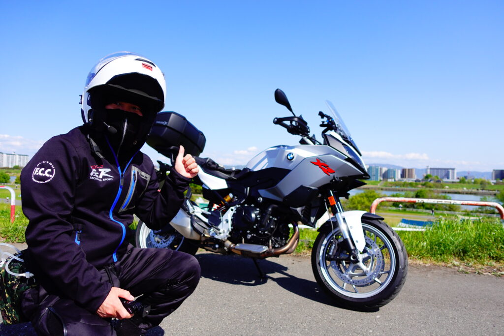バイクの熱中症対策ヘルメットエアコン水冷服