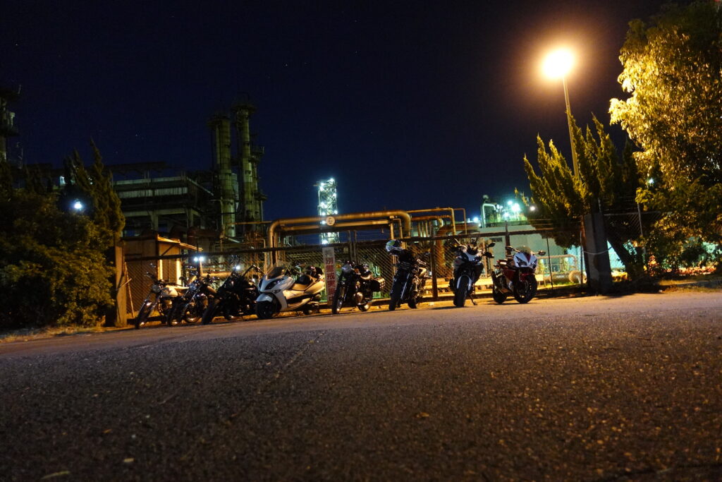 工場夜景とバイク