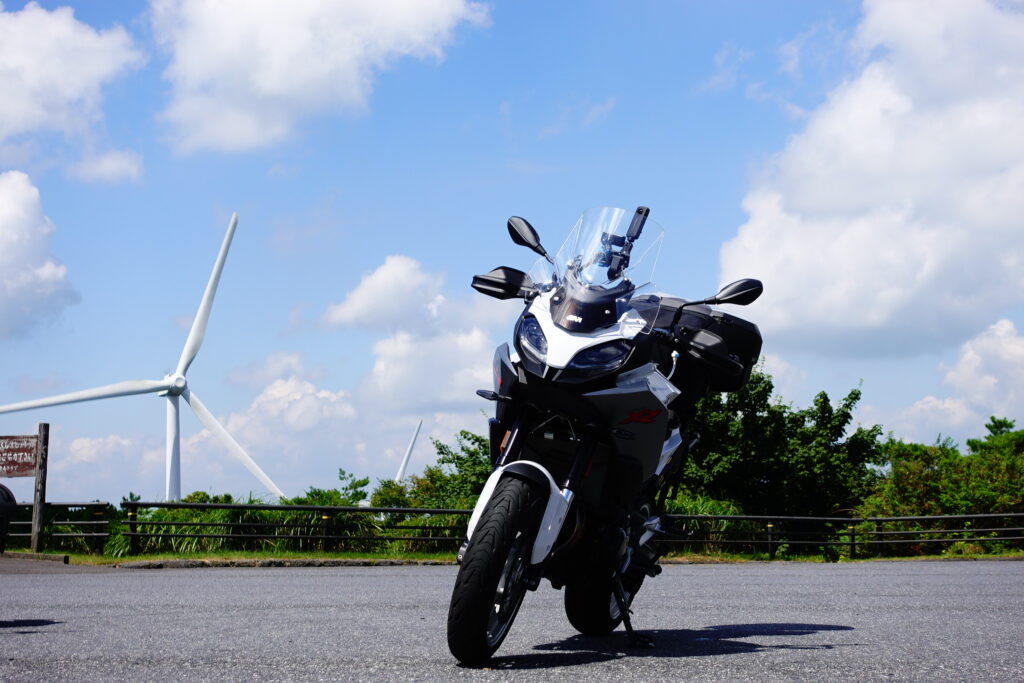 巨大な風車とF900XR