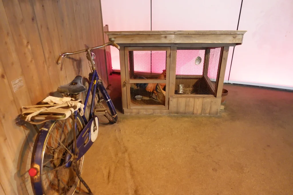 チキンラーメン発明の研究小屋の鶏小屋と自転車